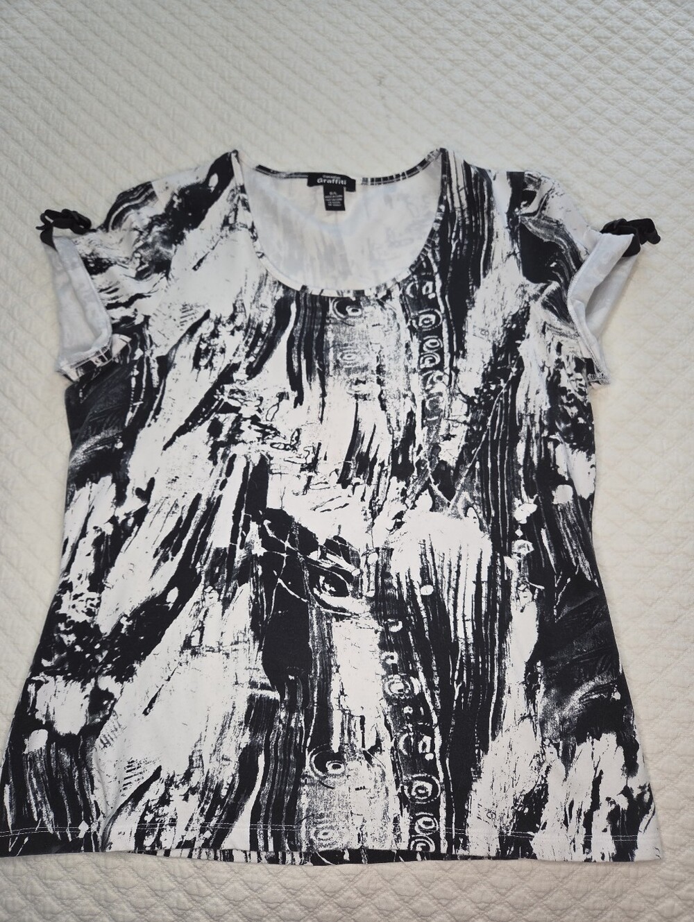 Canadian Graffiti Top Size Large Black White Abstract Short Sleeve Buckle Detail